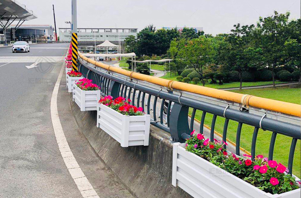 道路護(hù)欄花箱的優(yōu)勢與功能