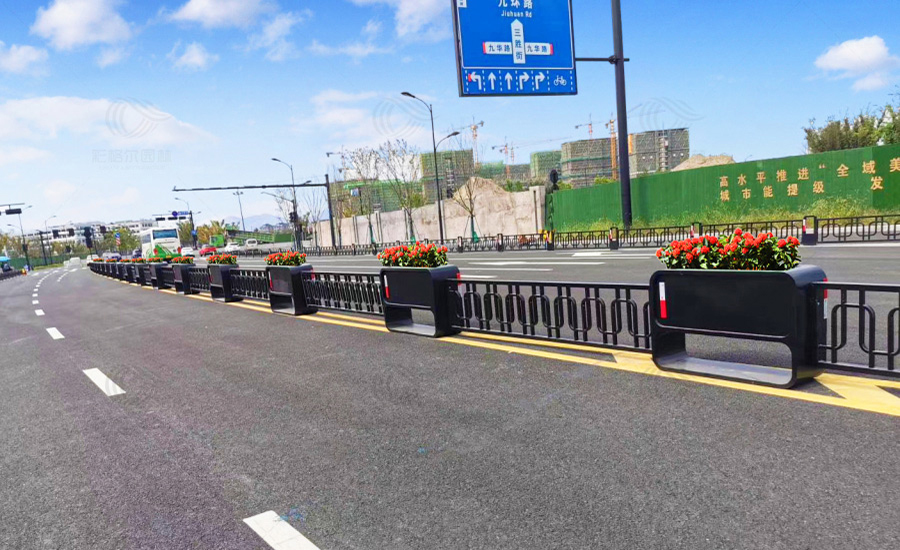 戶外道路花箱護欄用什么材質(zhì)好？